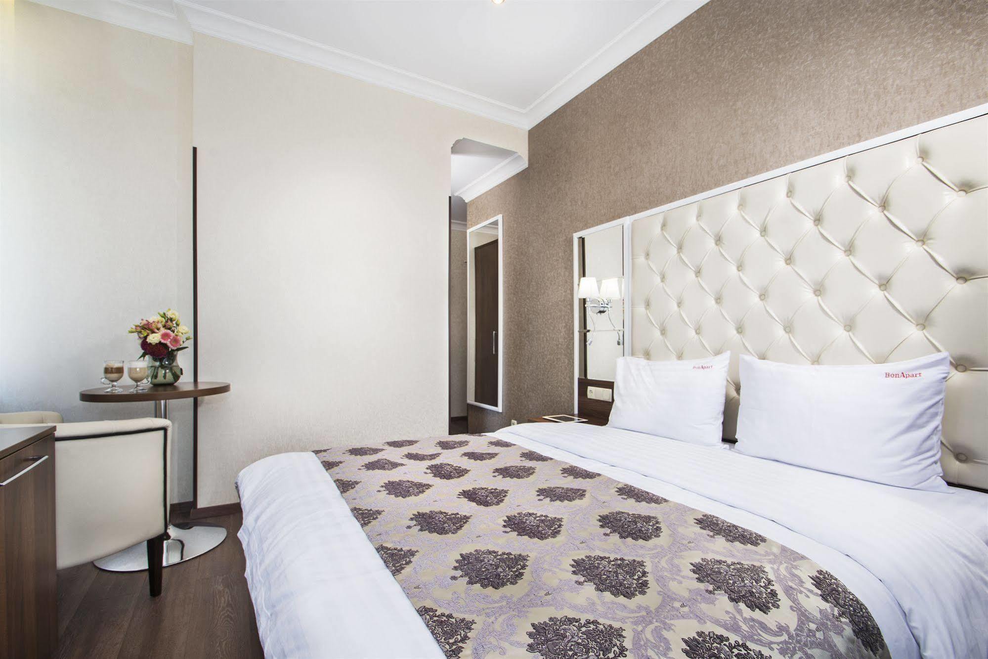 Bonapart Hotel By Uhm Κίεβο Εξωτερικό φωτογραφία